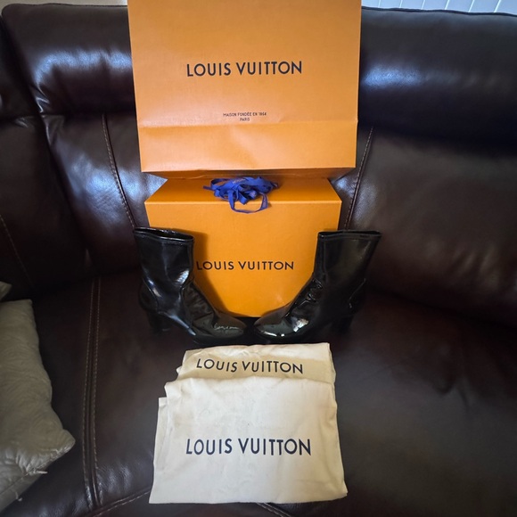 Authentic LV Patent Leather Boots with the Flower Heels. - Picture 5 of 16